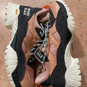 Brandblack vibram hiking shoes cresta